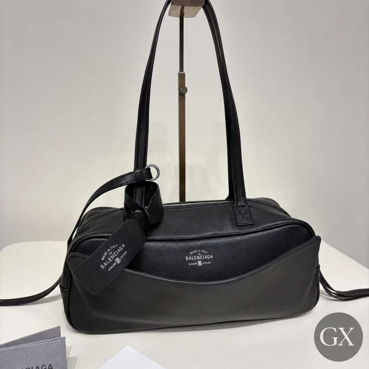 תיק כתף Balenciaga Carrie Small Bowling שחור – תקריב חזית