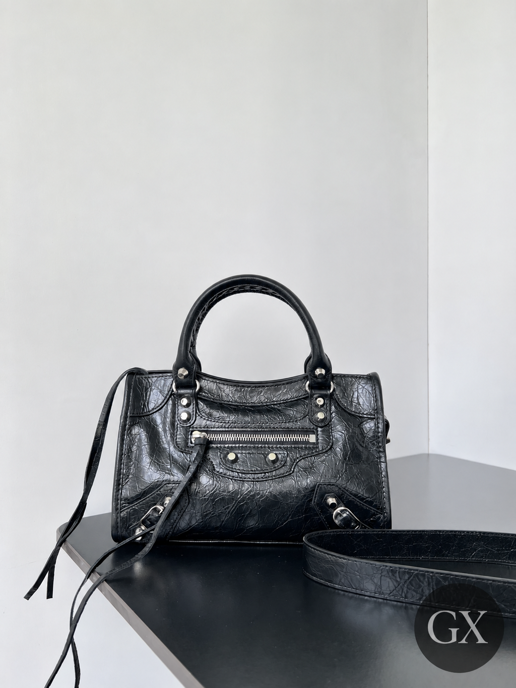 תיק נשים Balenciaga City Mini שחור – חזית בסביבה המקורית עם GX