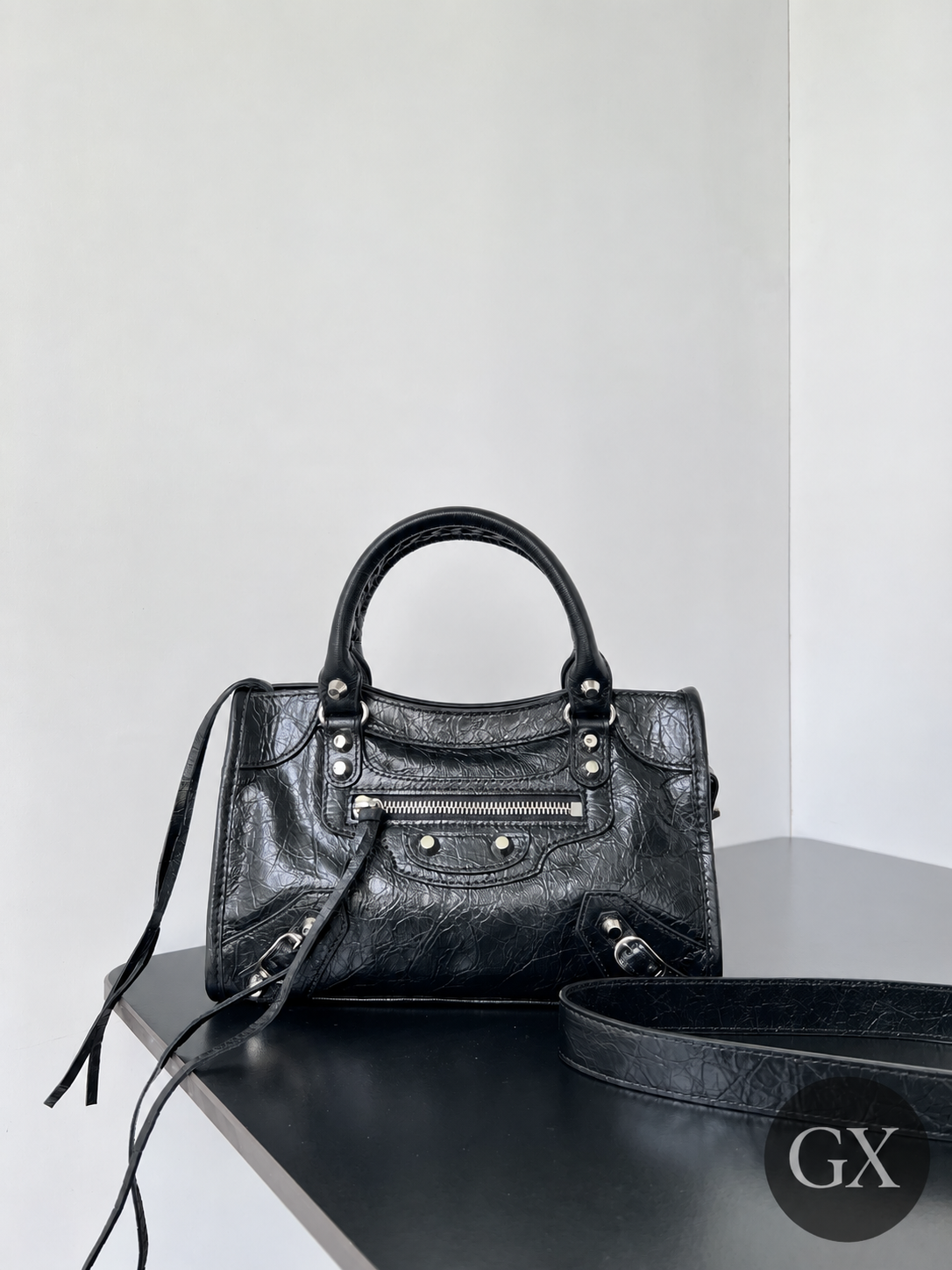תיק נשים Balenciaga City Mini שחור – חזית בסביבה המקורית עם GX
