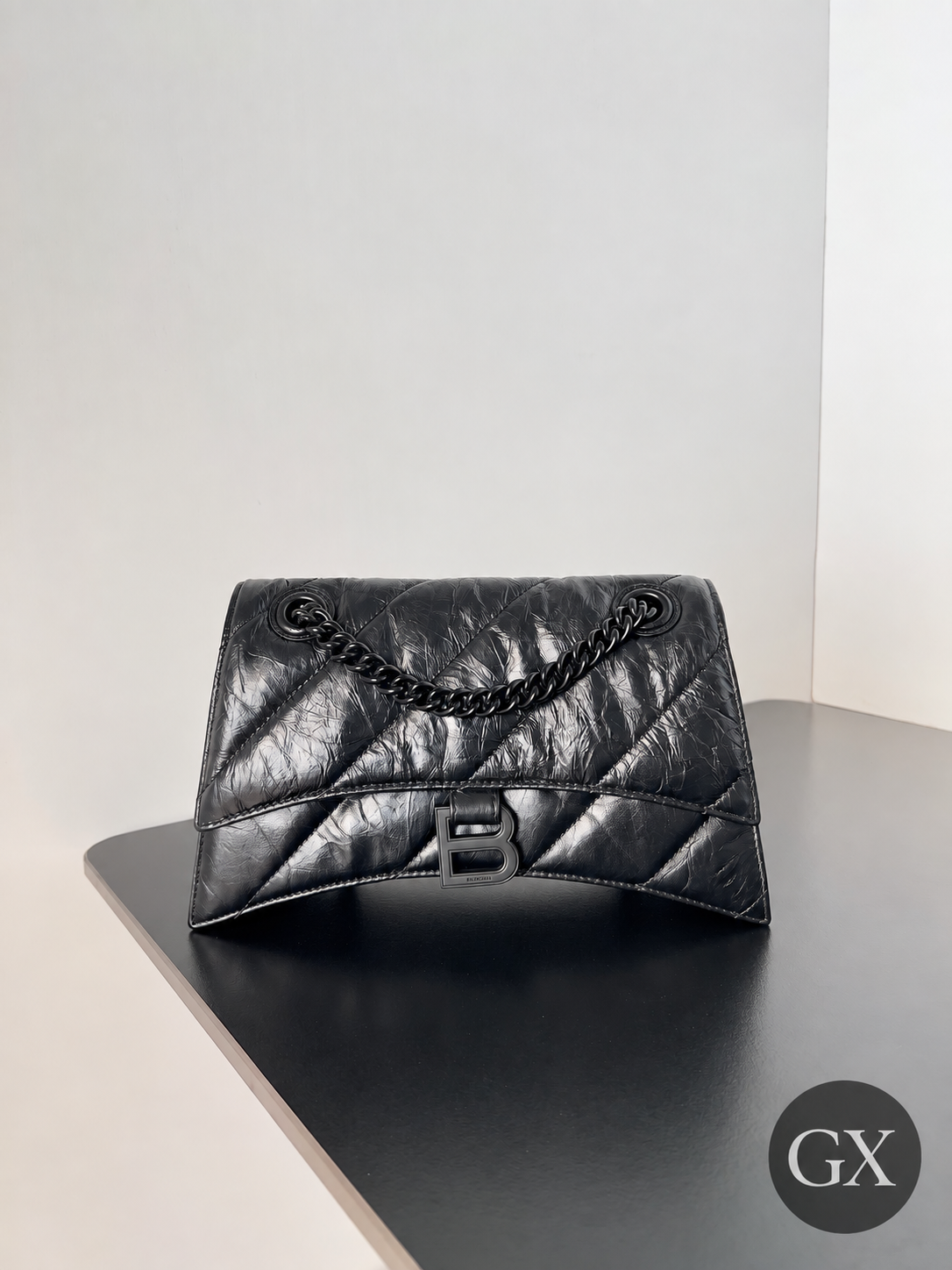 תיק Balenciaga Crush Monogrammed Shoulder שחור – חזית בסביבה המקורית עם GX