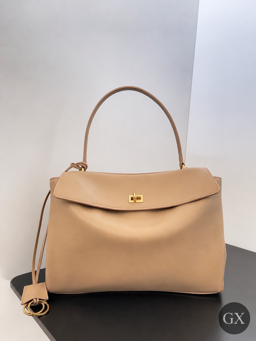תיק נשים Balenciaga Rodeo Medium בז׳ — חזית עם לוגו GX