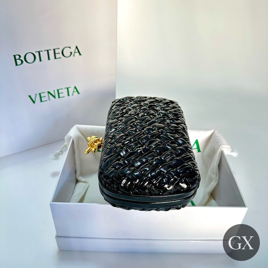 Bottega Knot Clutch שחור - צד