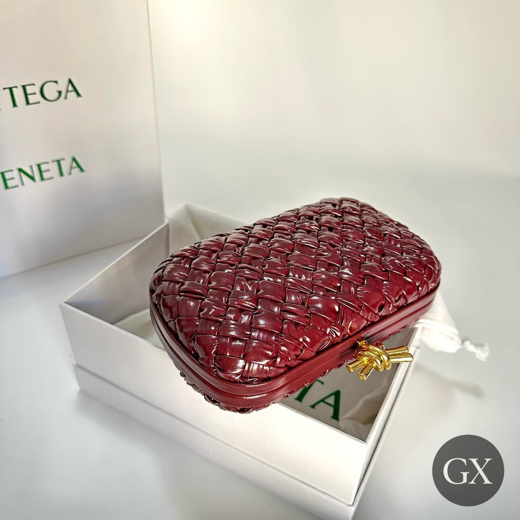 Bottega Knot Clutch בורדו - צד