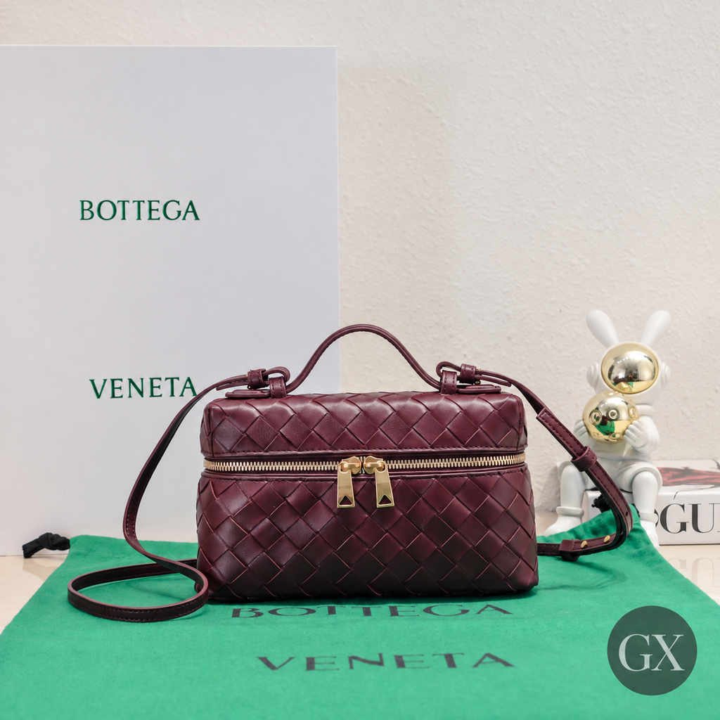Bottega Veneta Bang Bang Vanity Case Burgundy – original setting front GX