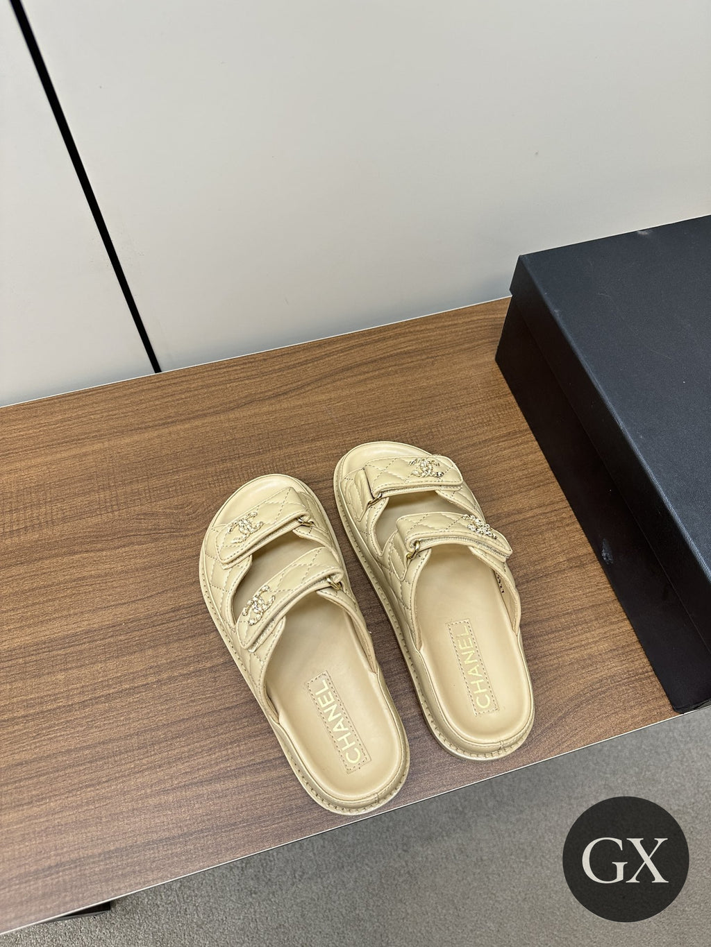 CC Quilted Velcro Sandals – Beige – תמונה 3
