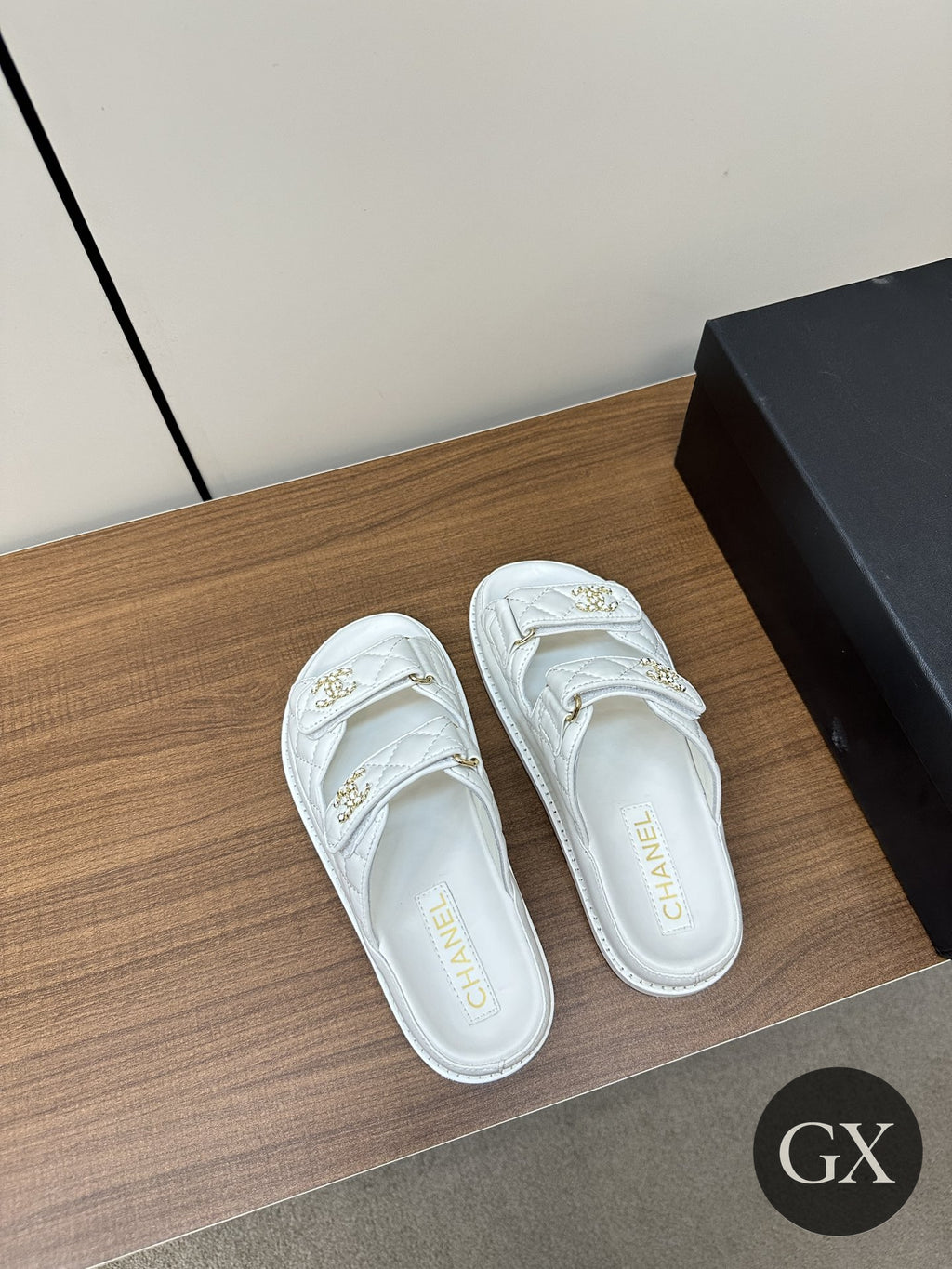 CC Quilted Velcro Sandals – White – תמונה 3