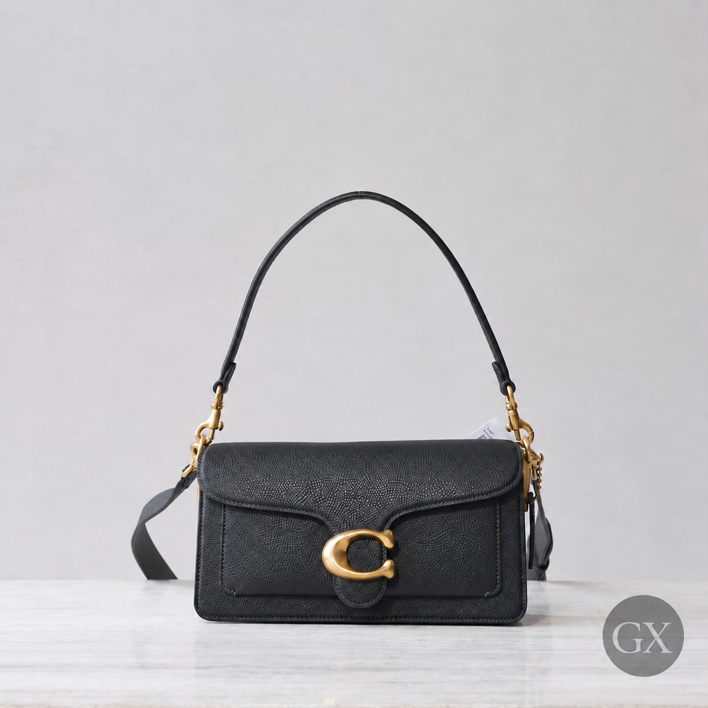 Coach Tabby 26 שחור – מבט חזית בסביבה המקורית עם לוגו GX