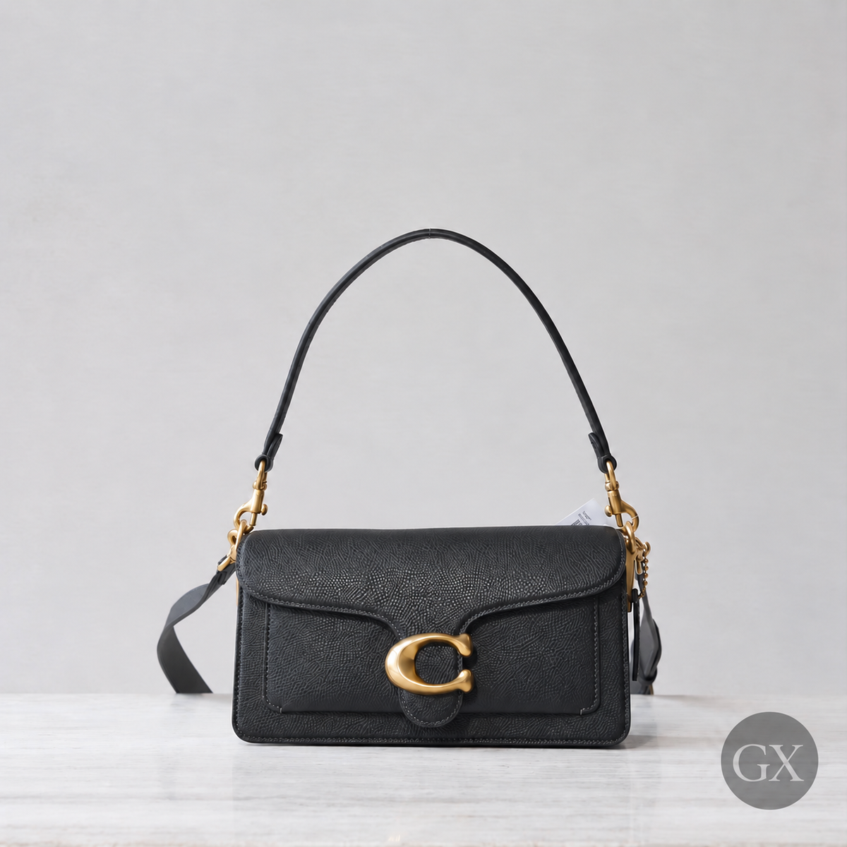 Coach Tabby 26 שחור – מבט חזית בסביבה המקורית עם לוגו GX
