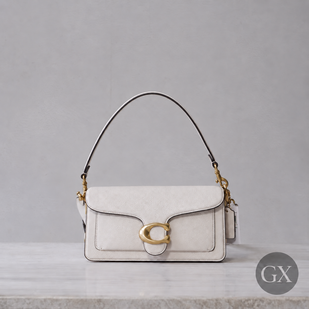 Coach Tabby 26 אייבורי – מבט חזית בסביבה המקורית עם לוגו GX