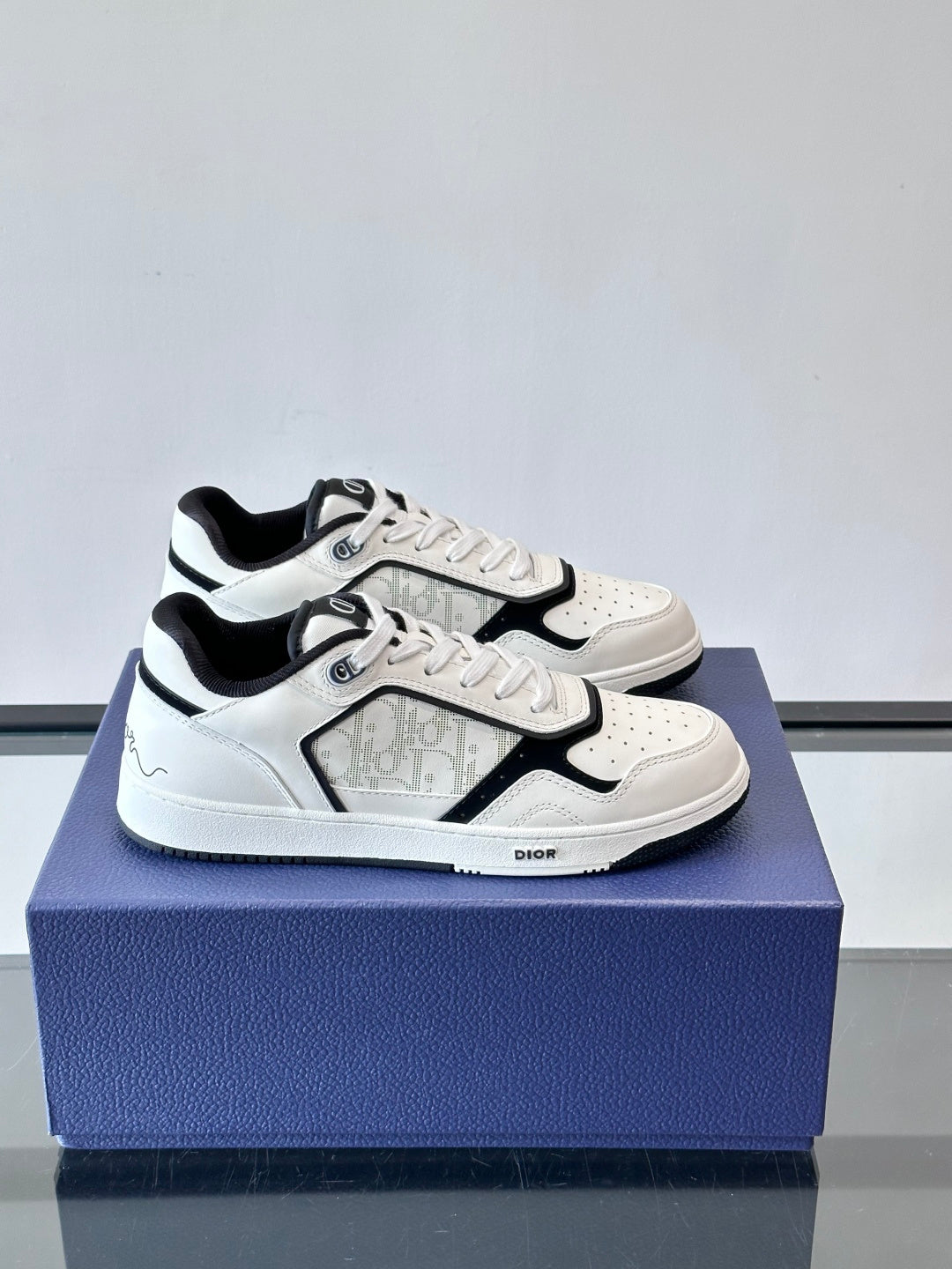 B27 Low-Top White & Black