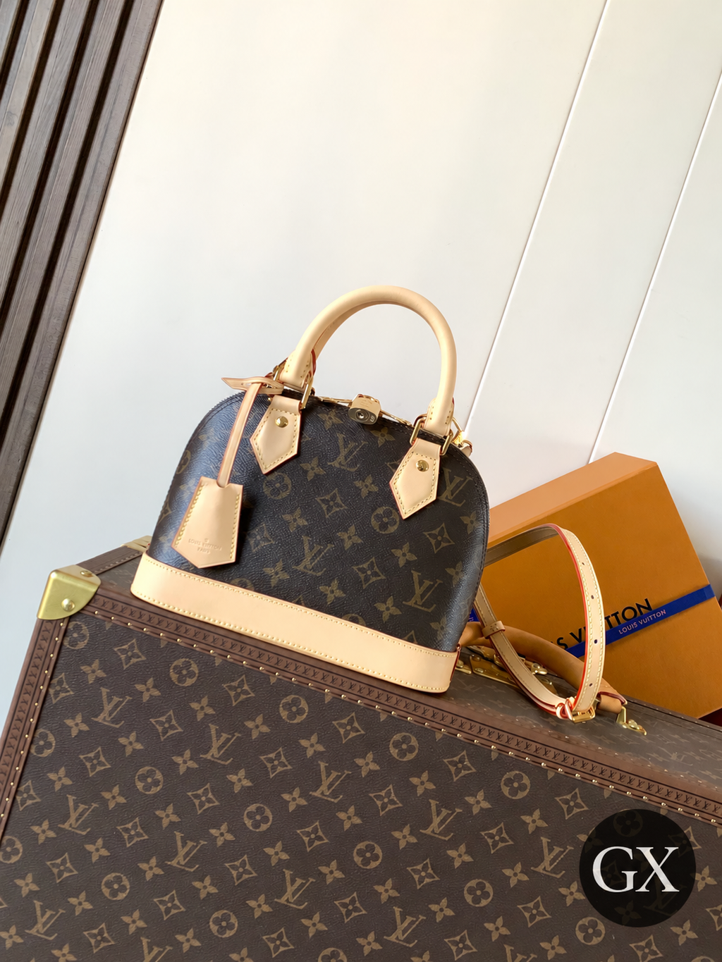 Louis Vuitton Alma BB Monogram - צילום אווירה