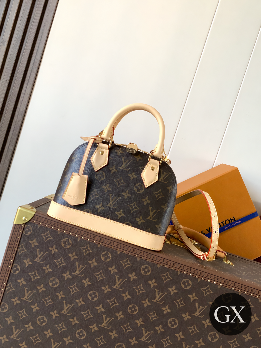 Louis Vuitton Alma BB Monogram - צילום אווירה