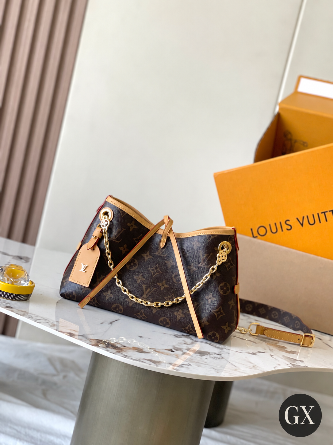 תיק Louis Vuitton CarryAll BB Monogram – צילום אווירה