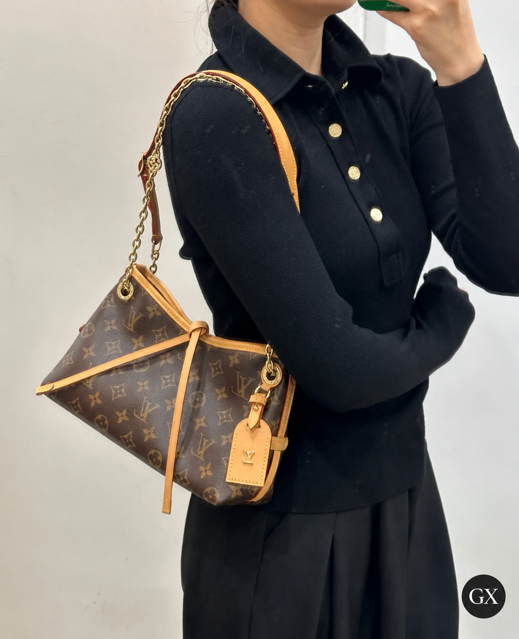 תיק Louis Vuitton CarryAll BB Monogram – צילום על הגוף