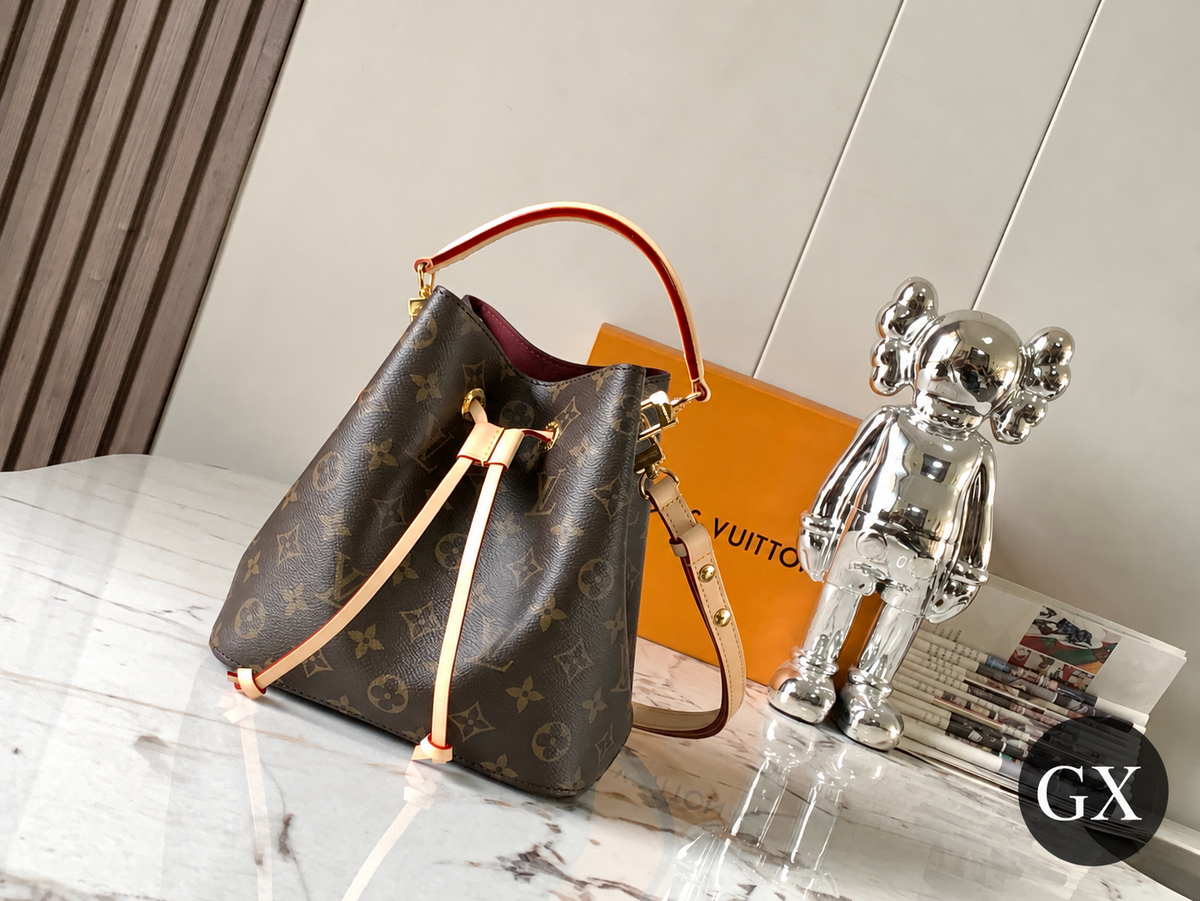 Louis Vuitton NéoNoé BB Monogram - צילום אווירה