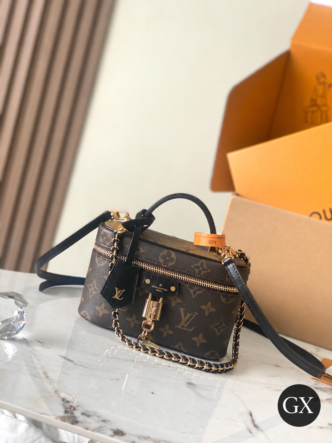 Louis Vuitton Vanity Chain Pouch Monogram - צילום אווירה