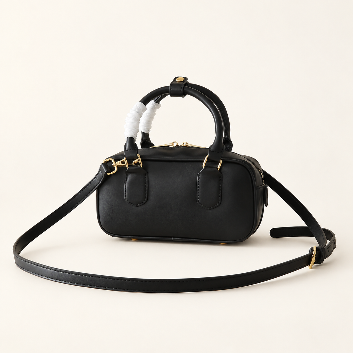 Miu Miu Arcadie Zipped Tote שחור – מבט אחורי על רקע סטודיו