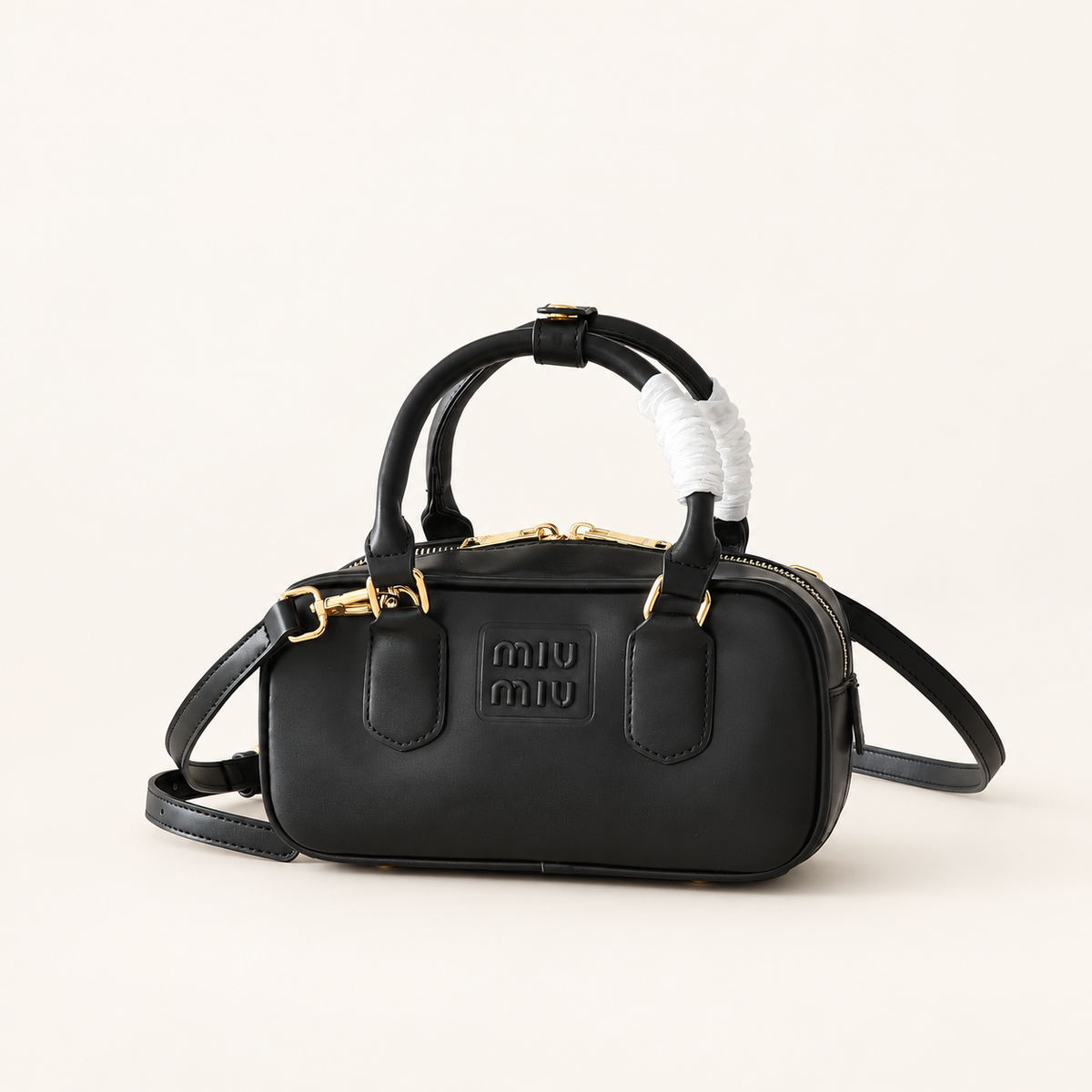 Miu Miu Arcadie Zipped Tote שחור – מבט קדמי על רקע סטודיו