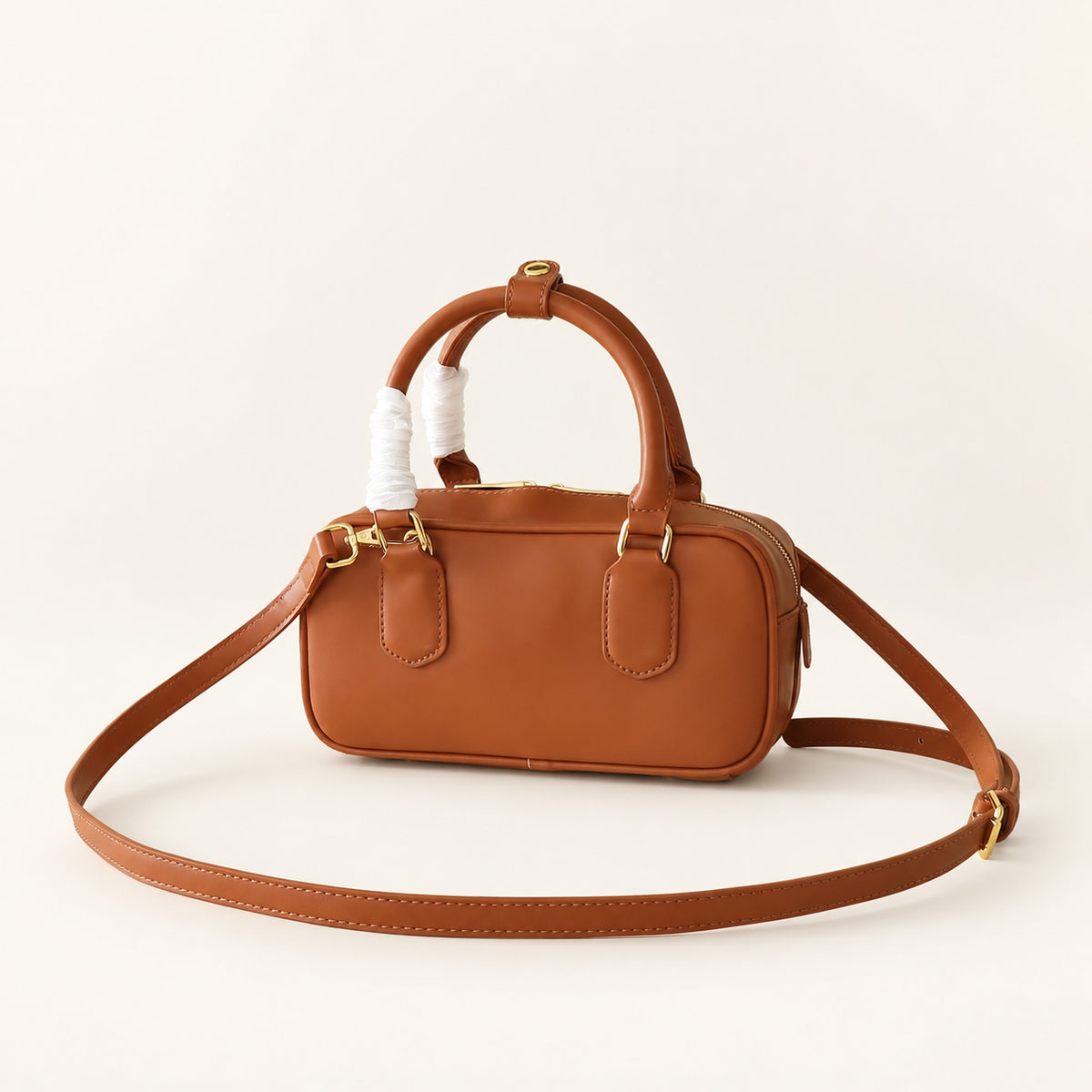 Miu Miu Arcadie Zipped Tote קאמל – מבט אחורי על רקע סטודיו
