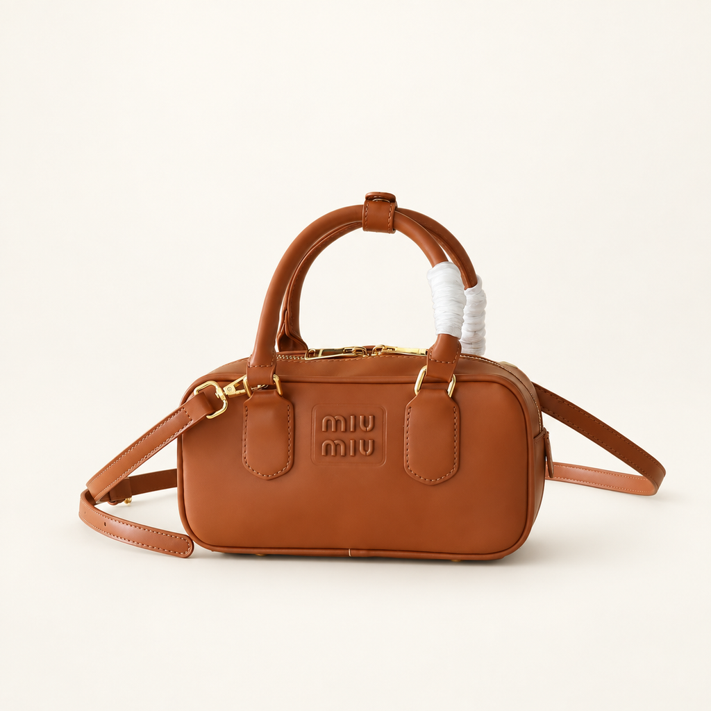 Miu Miu Arcadie Zipped Tote קאמל – מבט קדמי על רקע סטודיו