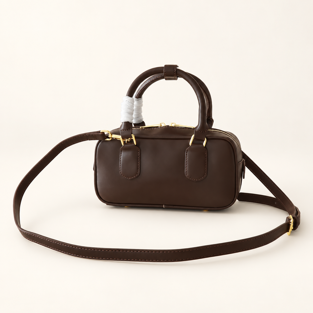 Miu Miu Arcadie Zipped Tote חום כהה – מבט אחורי על רקע סטודיו