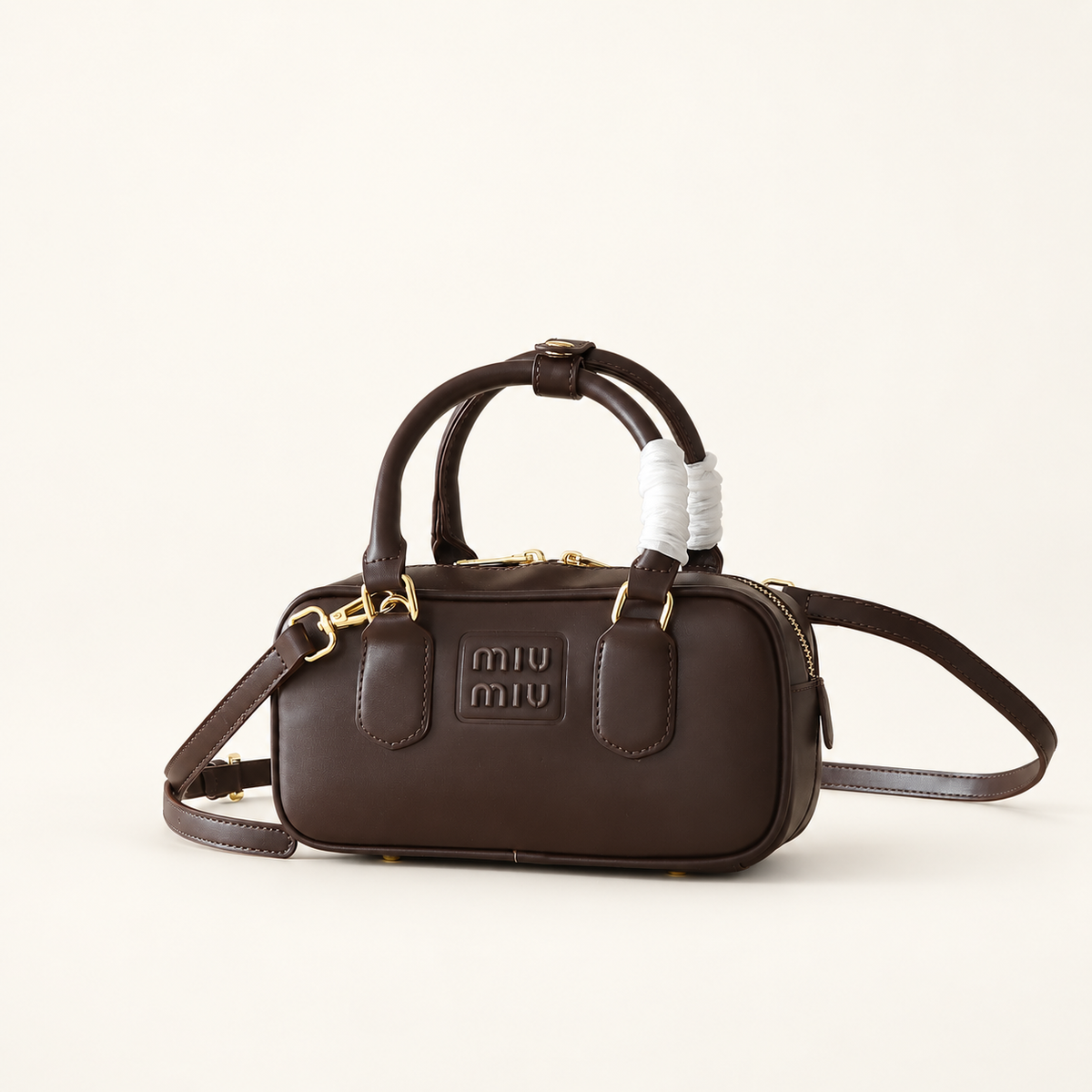 Miu Miu Arcadie Zipped Tote חום כהה – מבט קדמי על רקע סטודיו