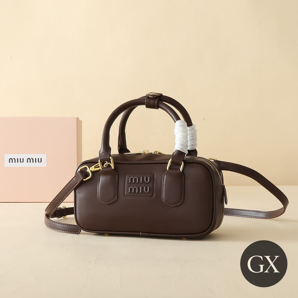 Miu Miu Arcadie Zipped Tote חום כהה – תמונת אווירה GX