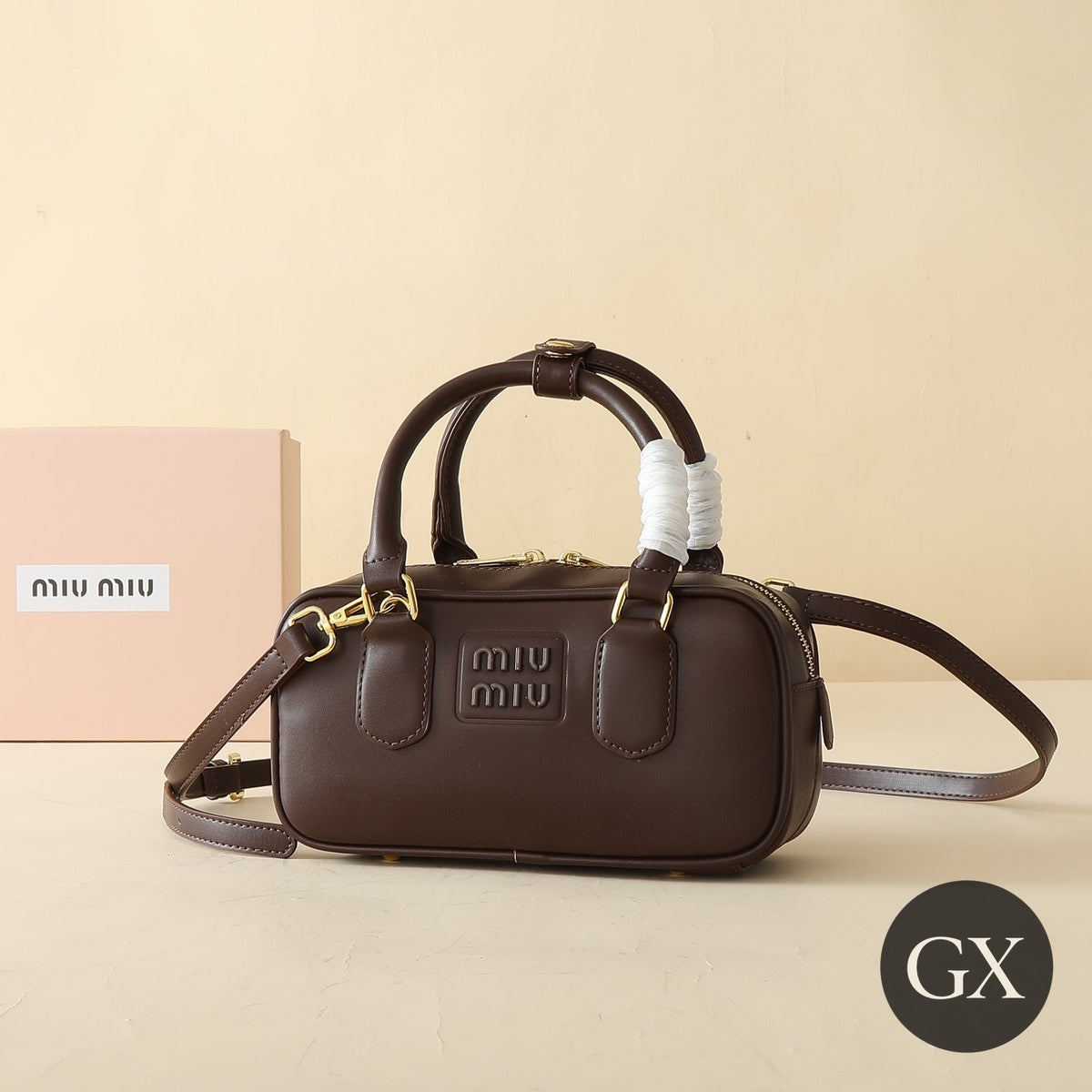 Miu Miu Arcadie Zipped Tote חום כהה – תמונת אווירה GX