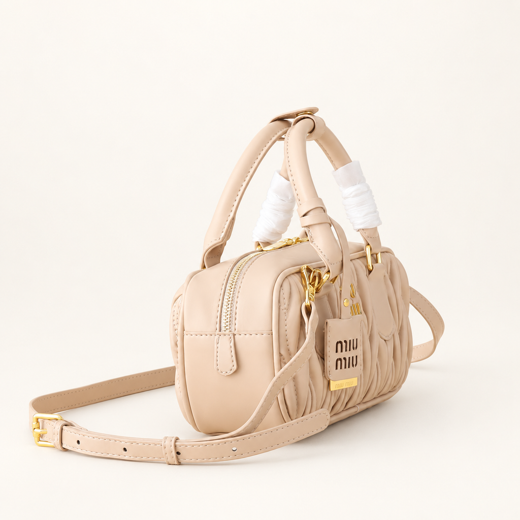 תיק Miu Miu Matelassé Zipped בז׳ – מבט צד