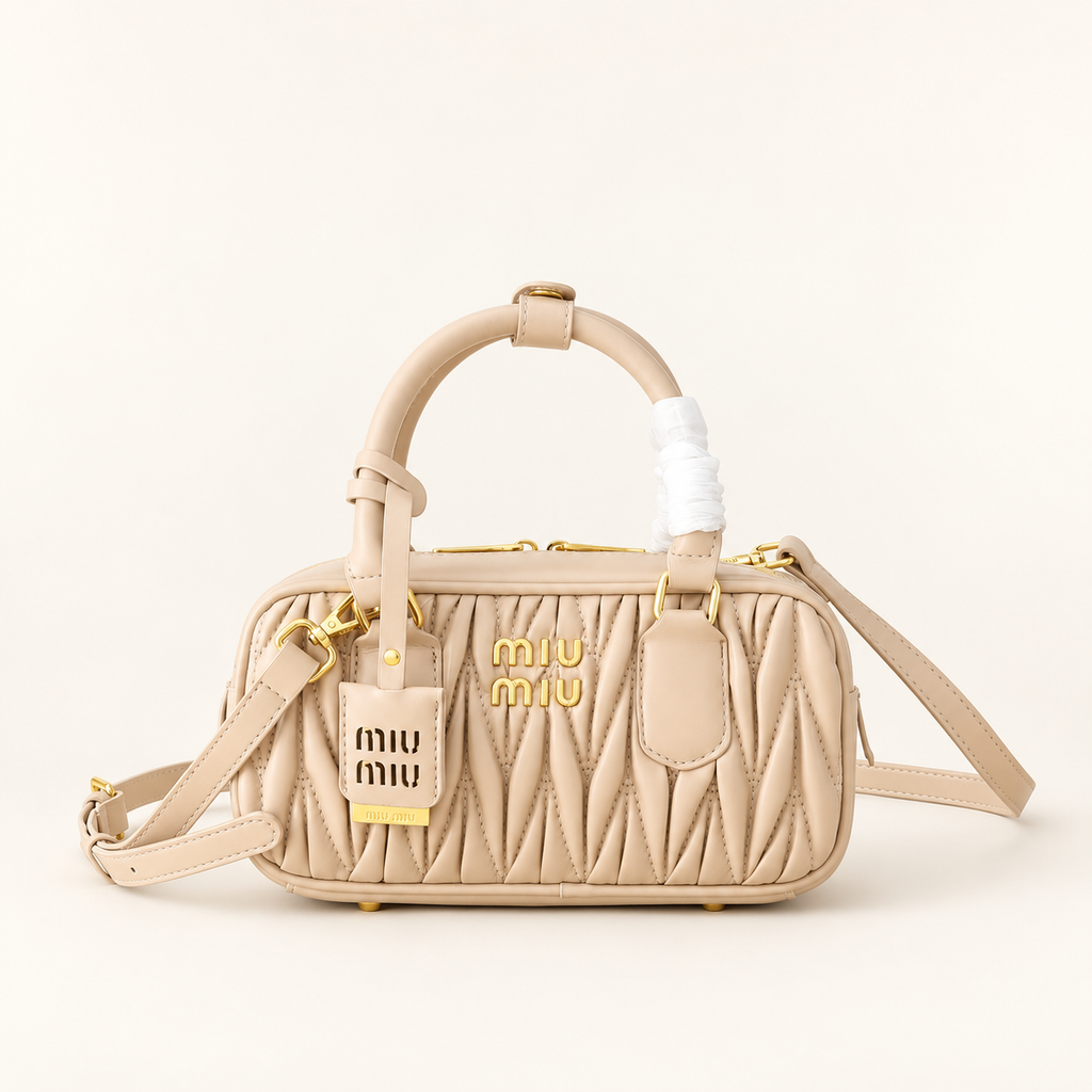 תיק Miu Miu Matelassé Zipped בז׳ – מבט קדמי