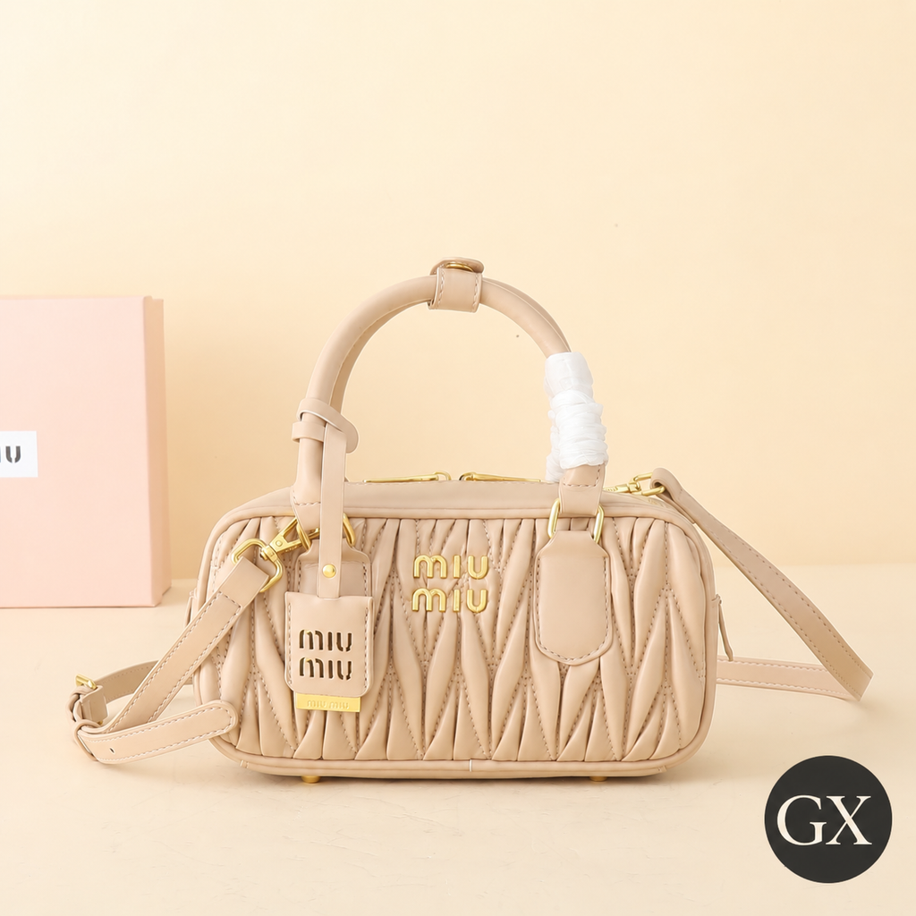 תיק Miu Miu Matelassé Zipped בז׳ – תמונת אווירה