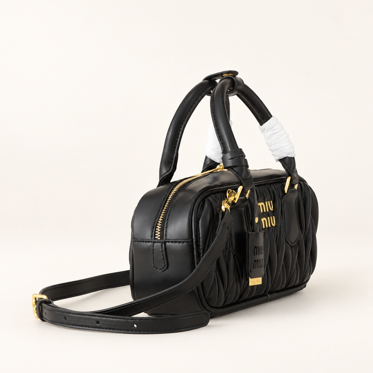 תיק Miu Miu Matelassé Zipped שחור – מבט צד