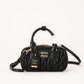 תיק Miu Miu Matelassé Zipped שחור – מבט קדמי