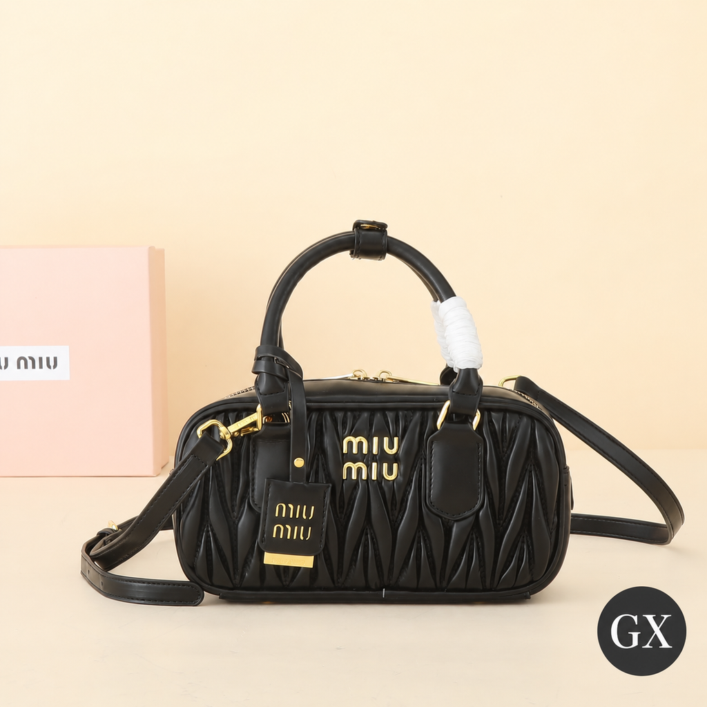 תיק Miu Miu Matelassé Zipped שחור – תמונת אווירה