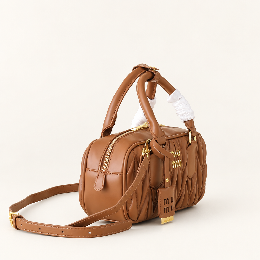 תיק Miu Miu Matelassé Zipped חום – מבט צד