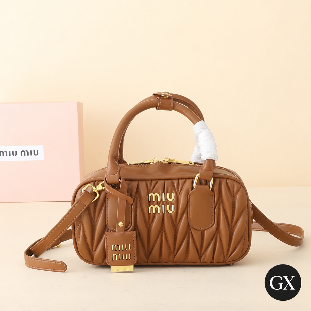 תיק Miu Miu Matelassé Zipped חום – תמונת אווירה