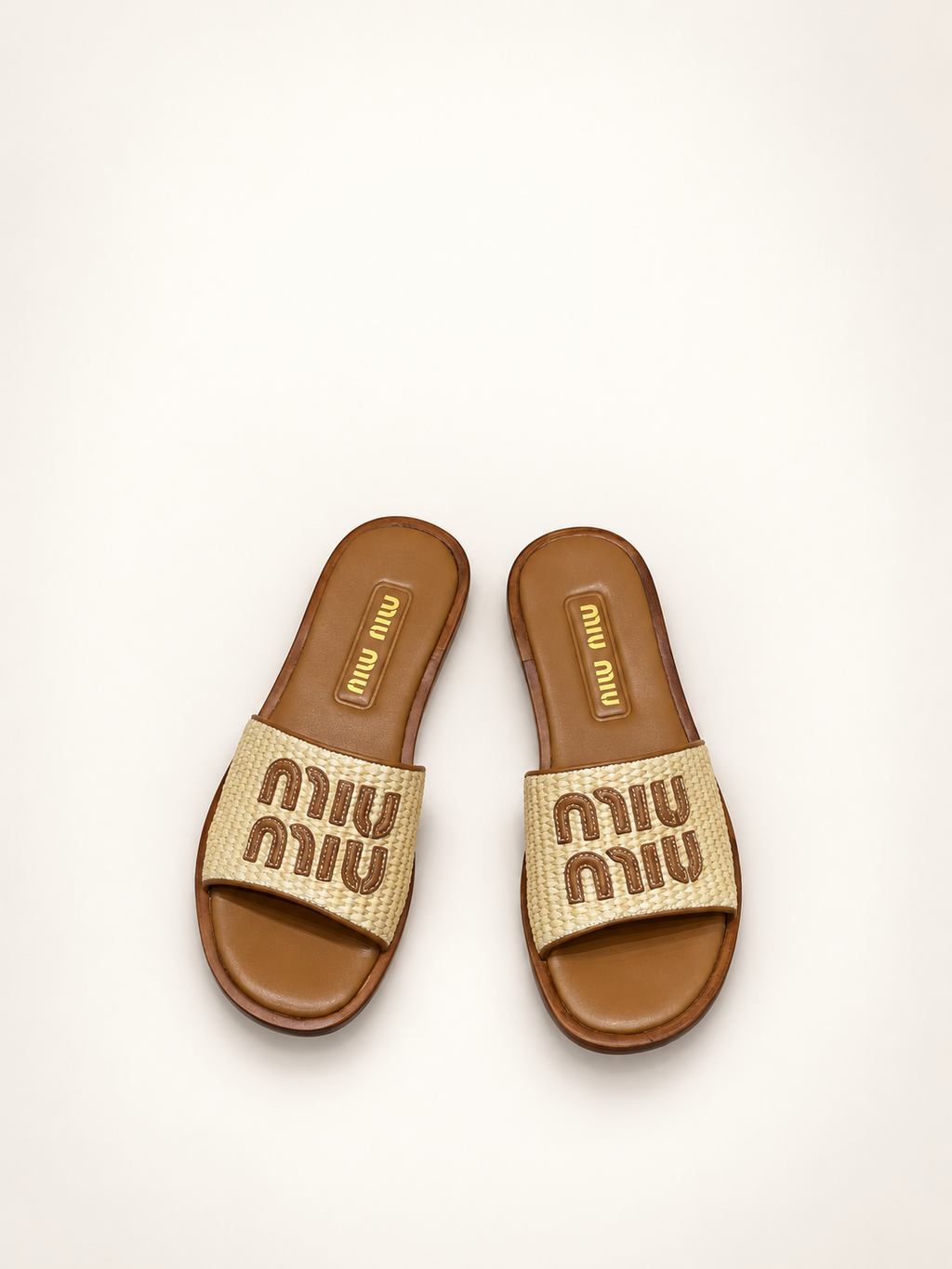 זוג כפכפי Miu Miu בגוון טבעי, מבט על
