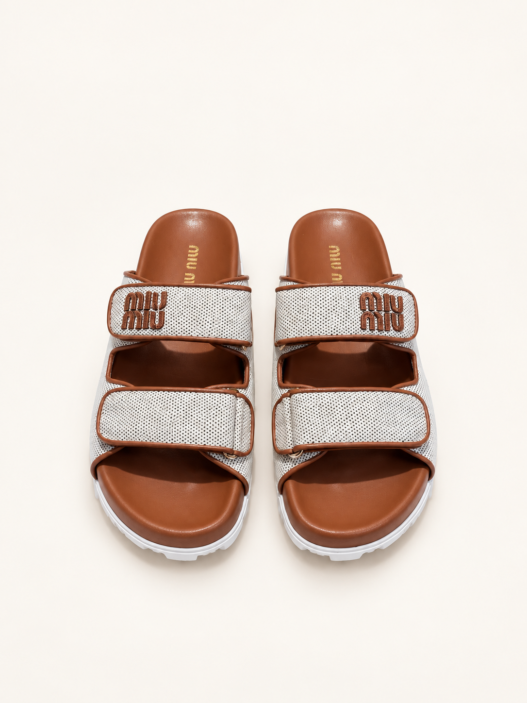 Miu Miu Two-Toned Slip-On – מבט מלפנים על רקע שנהב