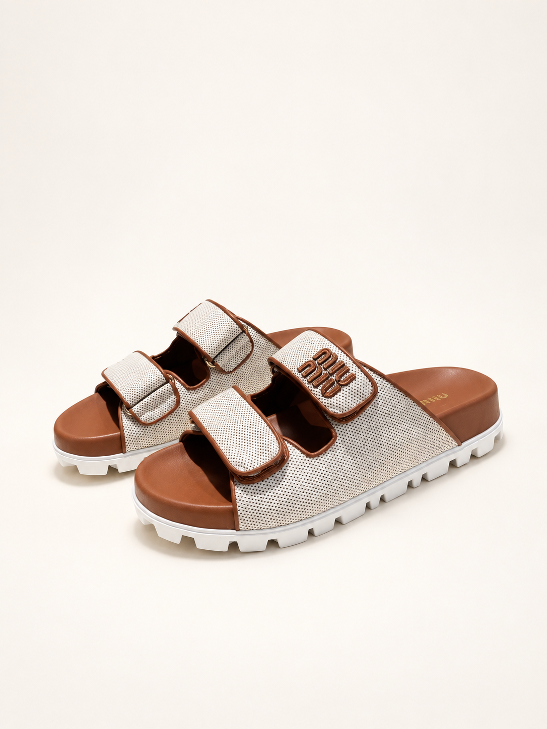 Miu Miu Two-Toned Slip-On – מבט בזווית על רקע שנהב