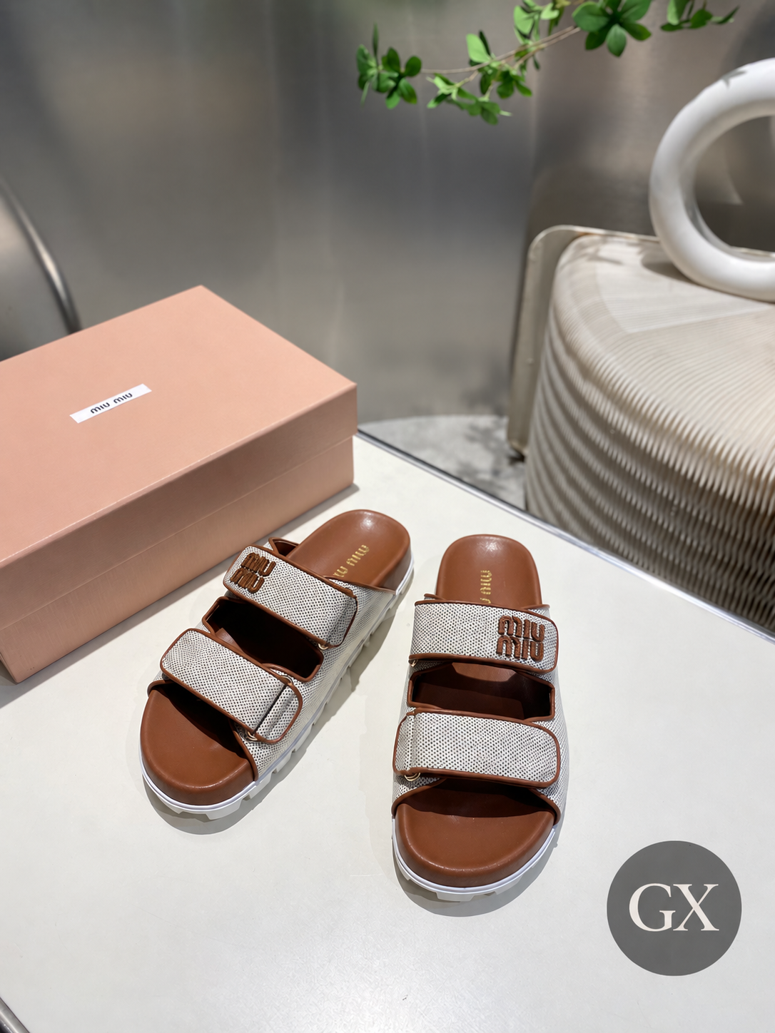 Miu Miu Two-Toned Slip-On – צילום מקורי עם לוגו GX