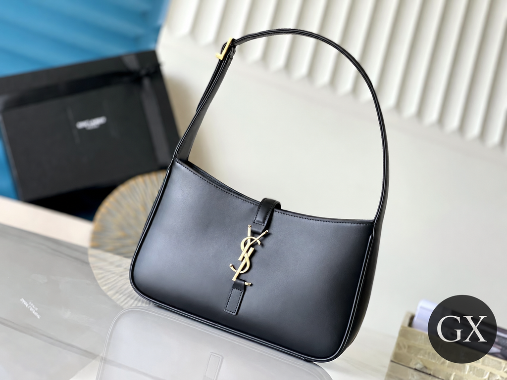 Saint Laurent Le 5 À 7 smooth leather black with GX logo