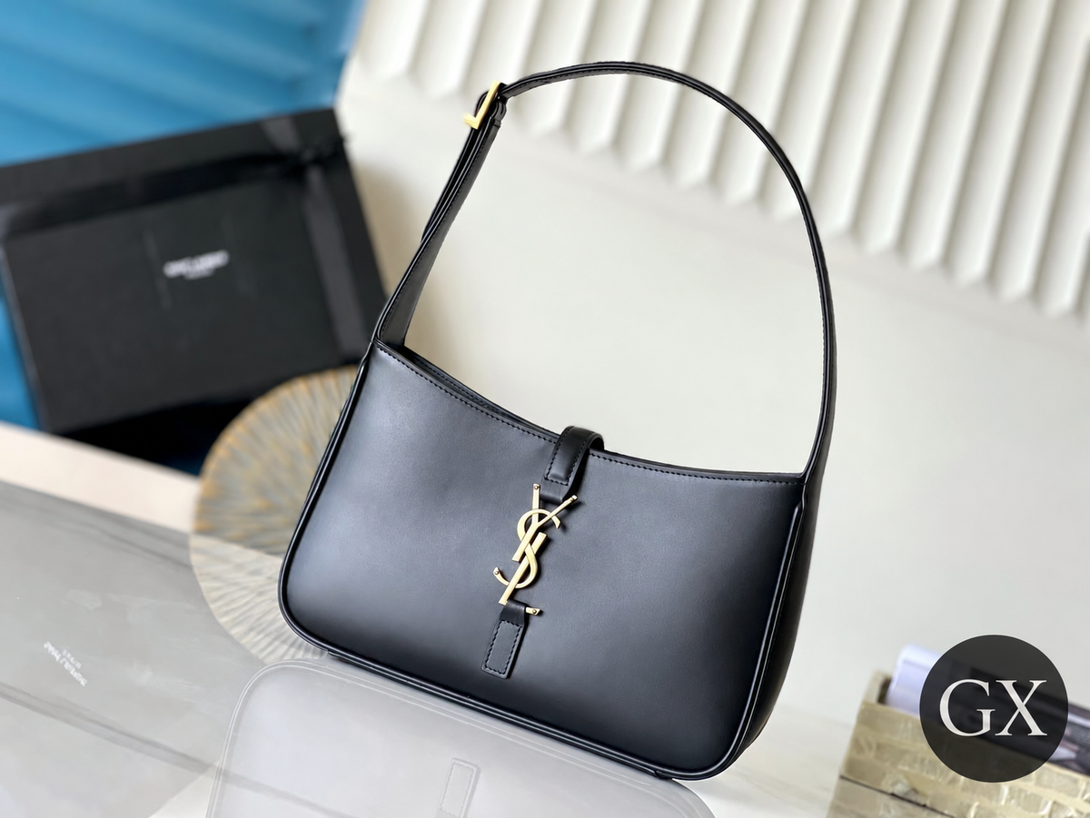 Saint Laurent Le 5 À 7 smooth leather black with GX logo