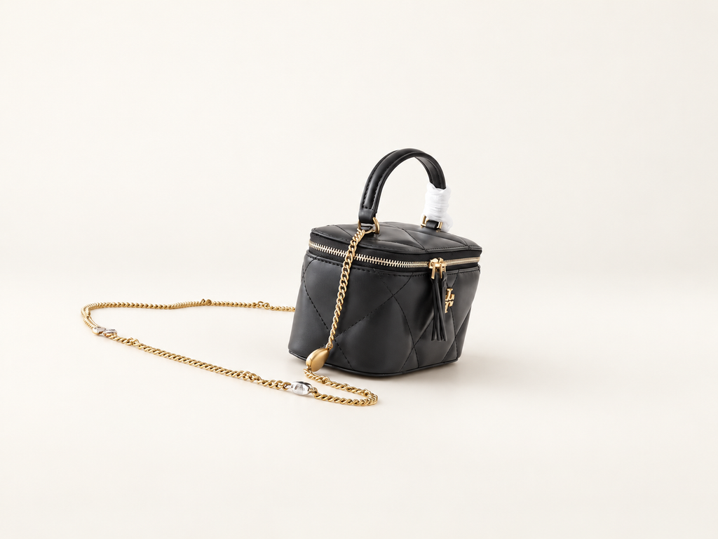 תיק Tory Burch Kira שחור – צד על רקע סטודיו