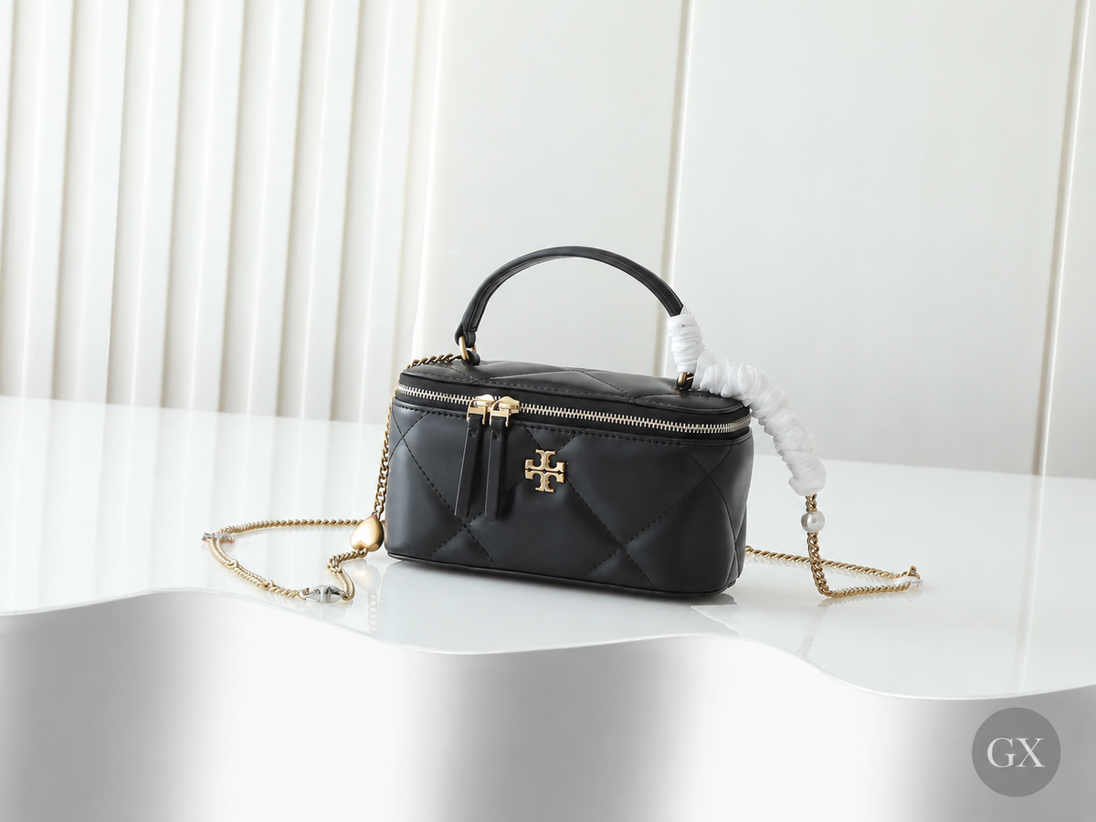 תיק Tory Burch Kira שחור – חזית בסביבה המקורית עם לוגו GX
