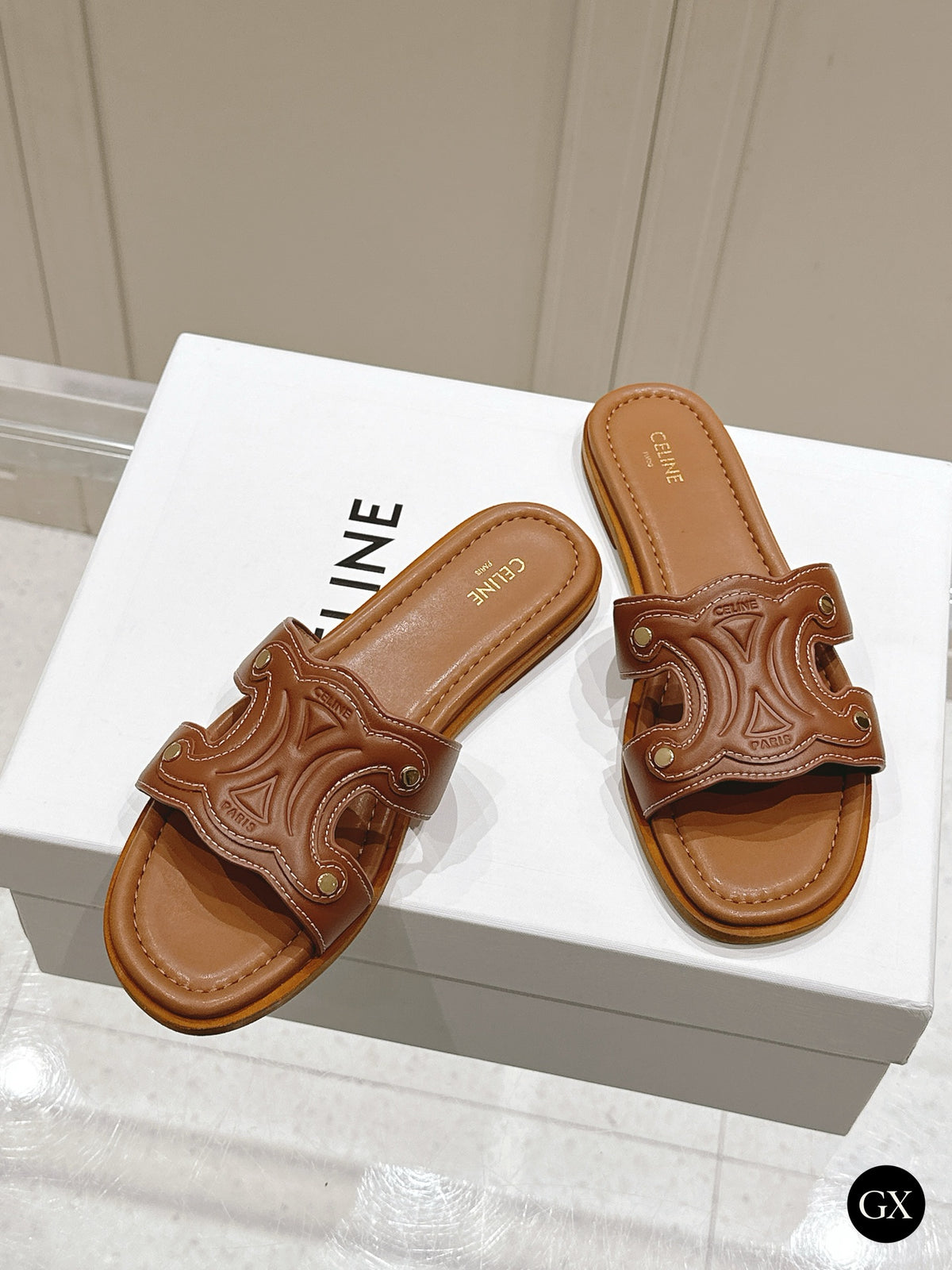 Celine Triomphe Embossed Cutout Slide – חום 3