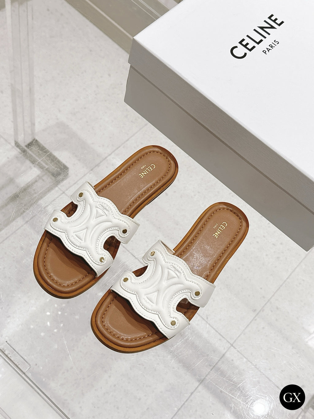 Celine Triomphe Embossed Cutout Slide – לבן – תמונה מקורית עם לוגו GX