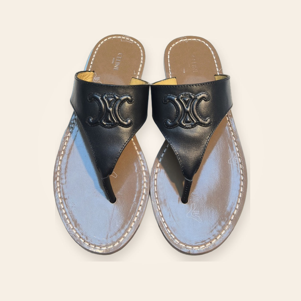 Celine Triomphe Embossed Thong Slide – שחור – תמונת קטלוג