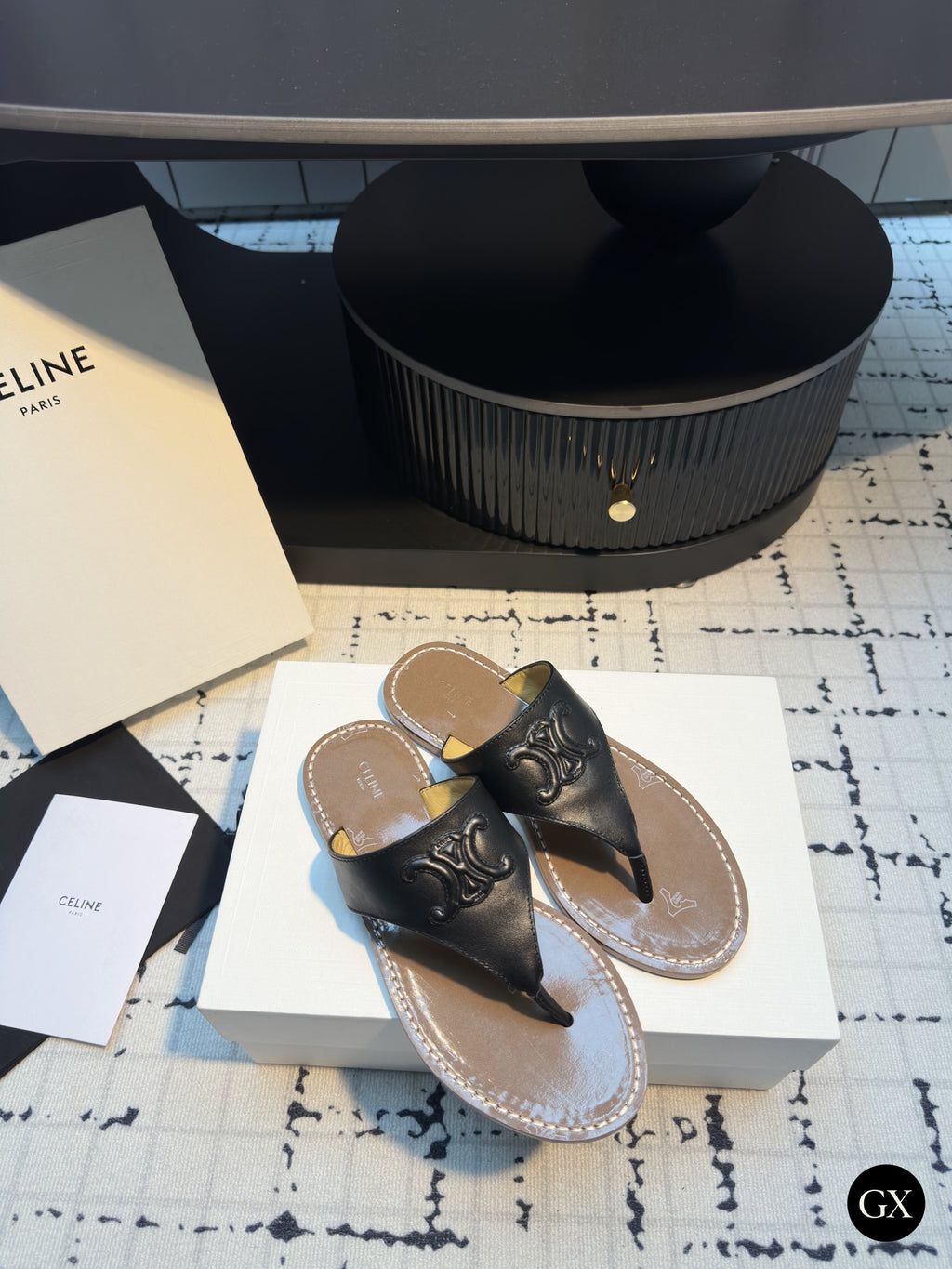 Celine Triomphe Embossed Thong Slide – שחור – תמונה מקורית Gallery X