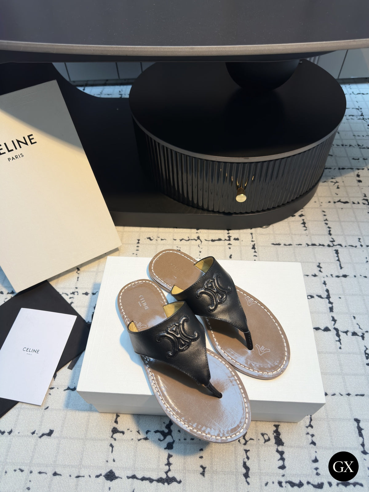 Celine Triomphe Embossed Thong Slide – שחור – תמונה מקורית Gallery X