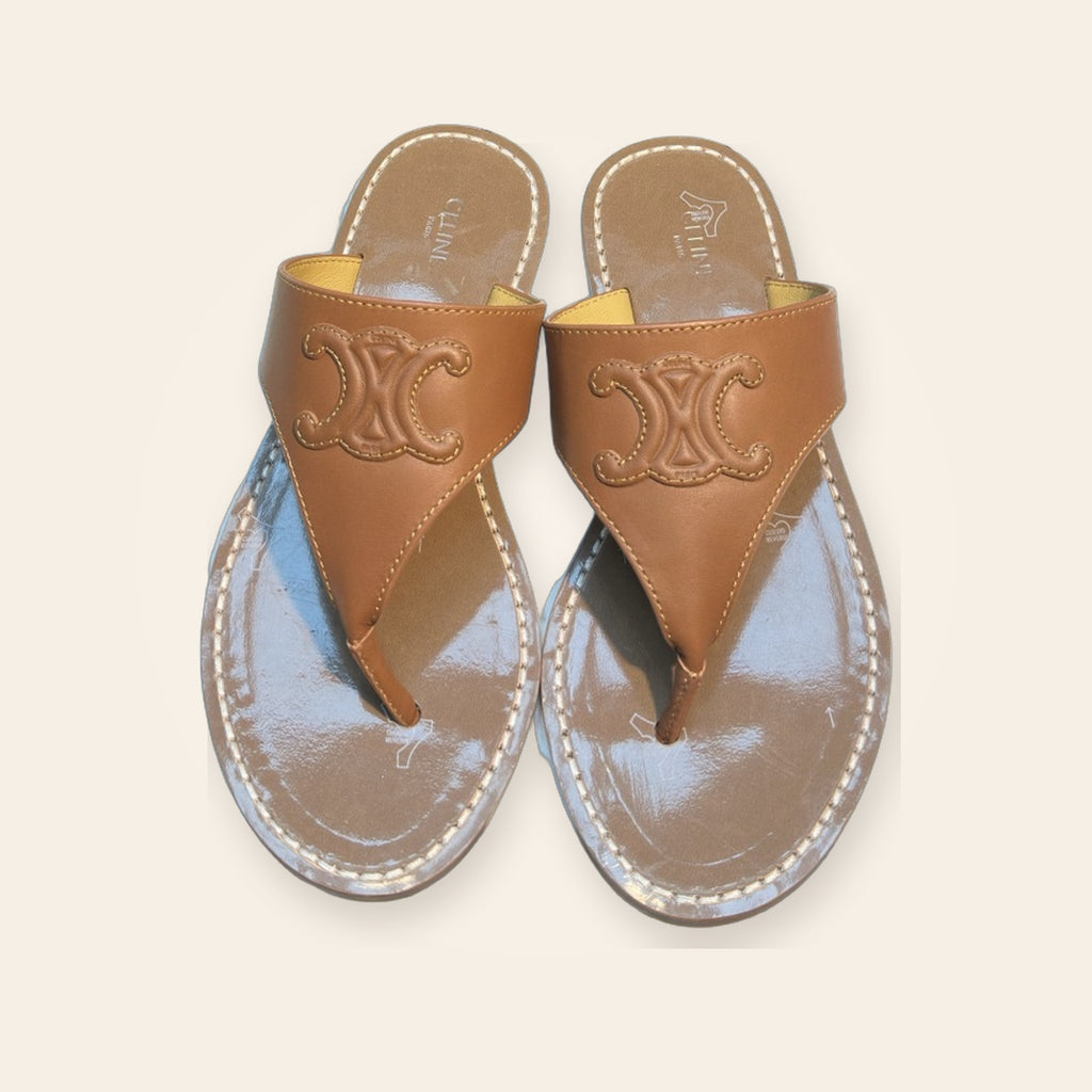 Celine Triomphe Embossed Thong Slide – קאמל - תמונה 1